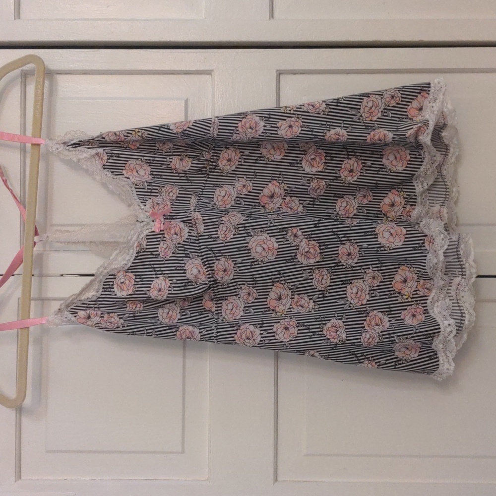 // DONATED 💙 2/$7 Marilyn Monroe cami short stripped pajama set size L - Picture 2 of 12